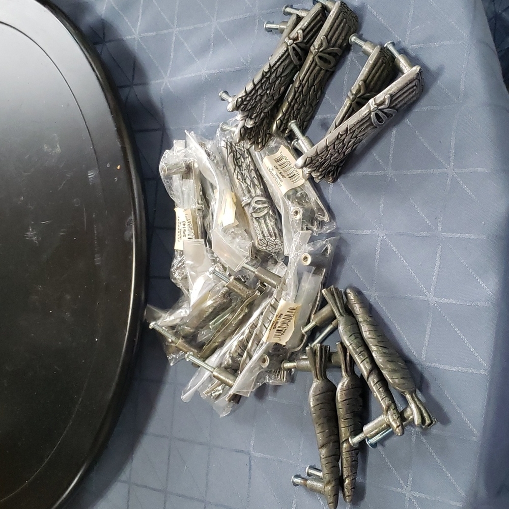18 Pc Veggie Door Knobs Carrots & Asparagus 3.75"